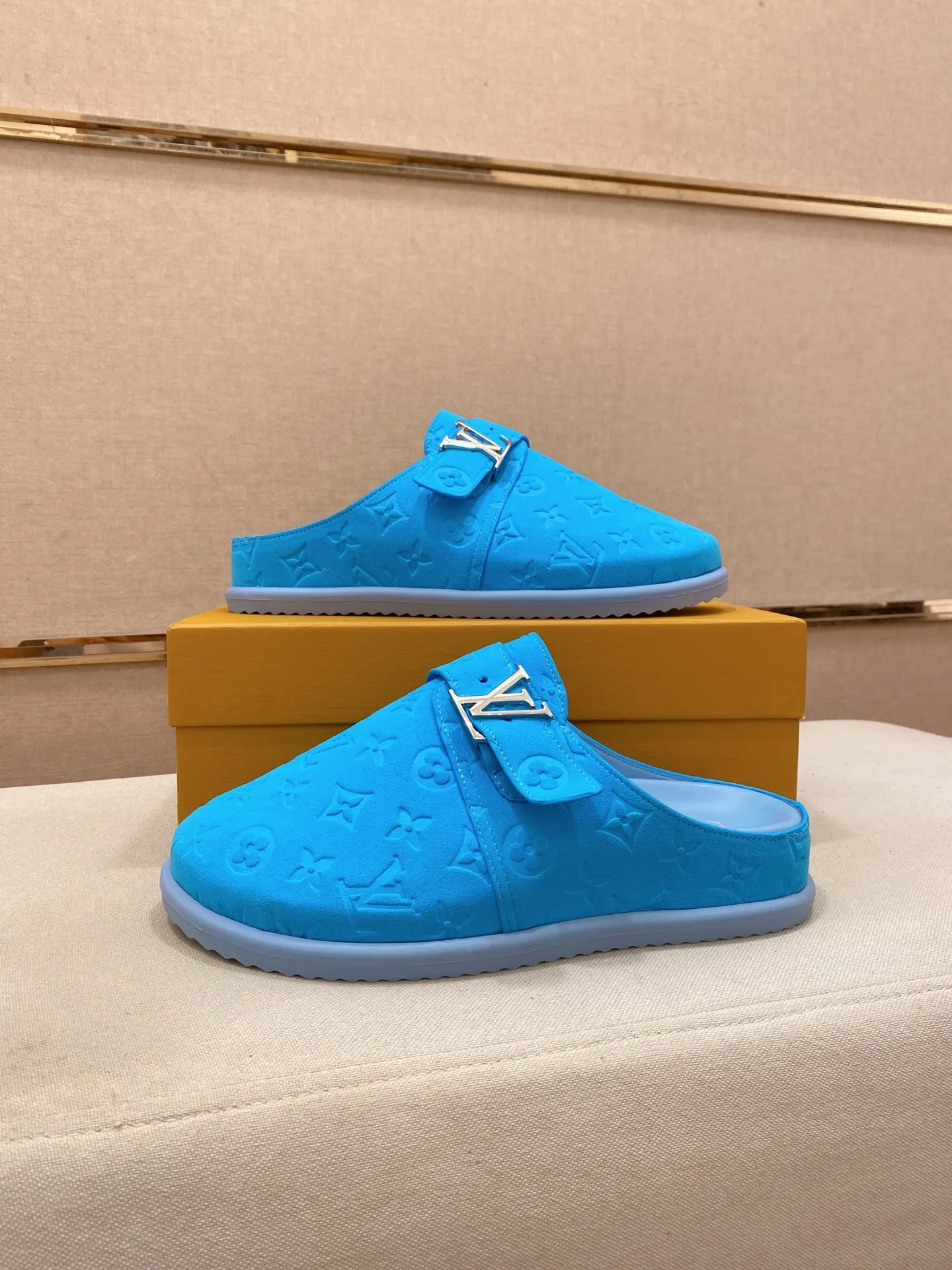 Men's shoes 💰: 360💰LV made 🔍Top purchasing agents, men's spring and summer slippers are available at the same counter. The uppers are made of Italian imported denim with logo graphics and high-quality craftsmanship. The soles are original soles specially provided by the original factory. The exclusive movable molded soles are super comfortable. Original factory follow-up products. 🔍🔍High quality. You can enter and exit the counter at will. Welcome to compare. The code number is 38-44.